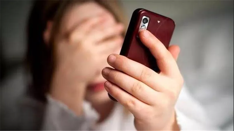 هددها بصور وفيديوهات خاصة.. تفاصيل الحكم على المتهم بابتزاز طالبة في أسيوط