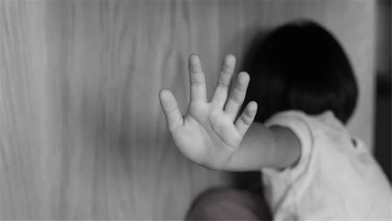 بعد إعادة المحاكمة.. تفاصيل الحكم ببراءة معلم من التعدي على طفلة