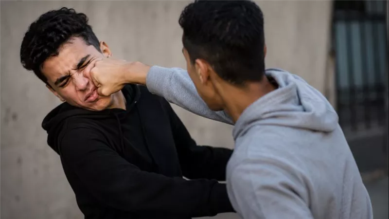 هزار انتهى في المستشفى.. تفاصيل صادمة في كسر أنف طالب بالجيزة