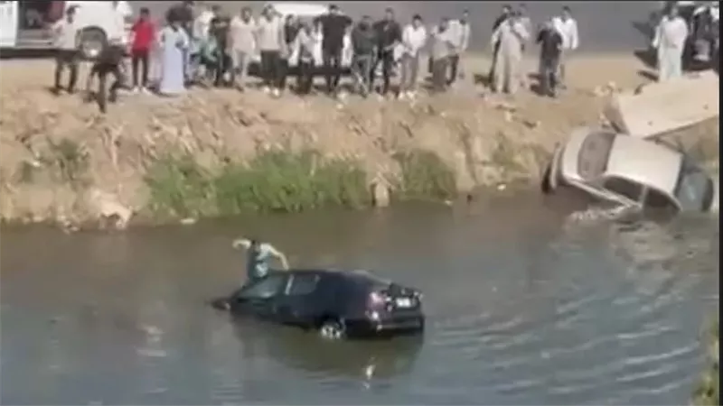مبيعرفش يعوم.. شاب يقفز في الترعة لإنقاذ أسرة من الموت بالغربية | فيديو