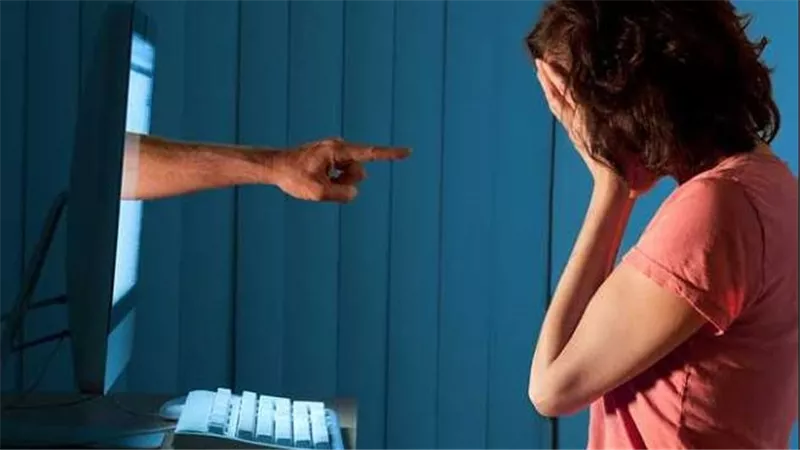 أكرهها على توقيع إيصالات أمانة..تفاصيل القبض على المتهم بابتزاز سيدة جنسيا في الوراق