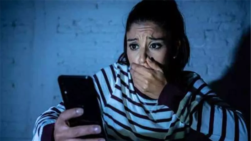 صور بهدوم البيت.. أقوال مثيرة لضحية ابتزاز صاحب محل هواتف بالوراق