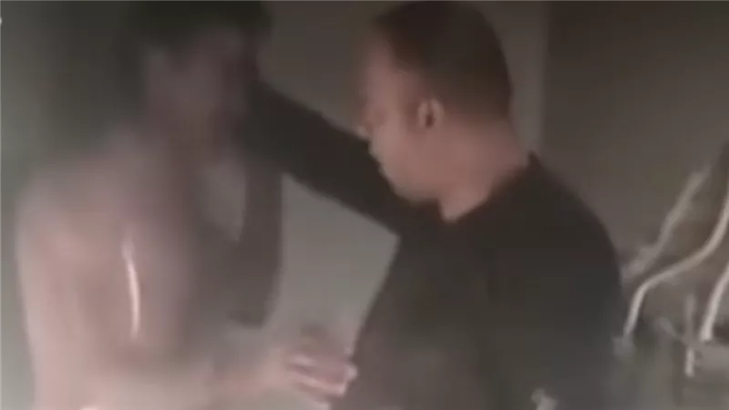 كفاية ضرب أنا تعبت.. فحص فيديو لشاب يحتجز شخصا ويعتدي عليه 