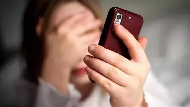 استولى على صور شخصية من هاتفها.. قرار جديد بشأن المتهم بابتزاز سيدة بالوراق