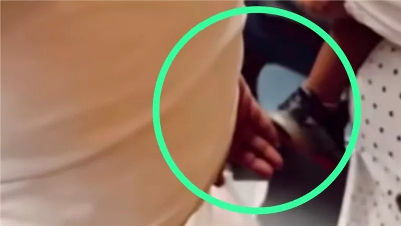 وهي شايله ابنها.. لقطات صادمة لتحرش شاب بسيدة في المترو | فيديو