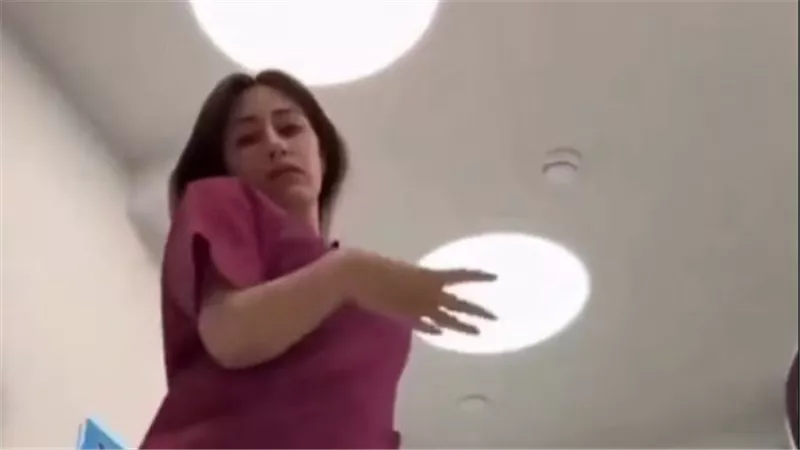  مفاجأة غير متوقعة.. حقيقة رقص طبيبة أسنان داخل العيادة | شاهد