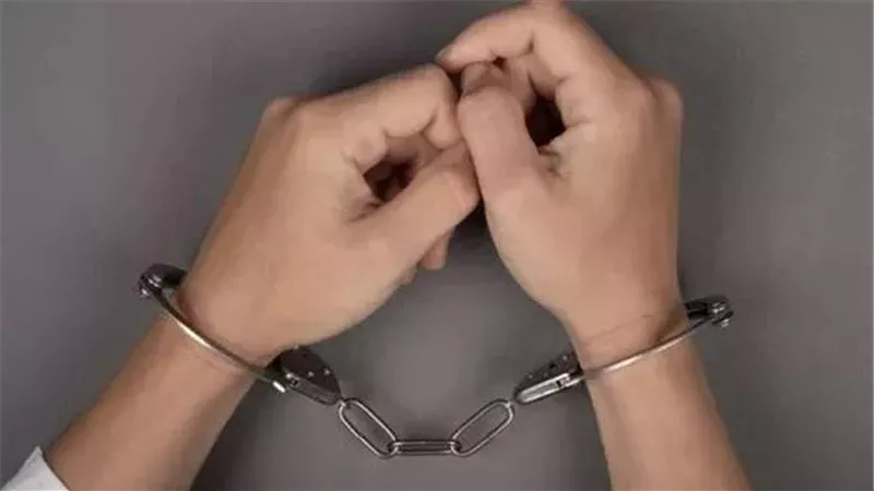 انتحلت شخصيتها.. تفاصيل الحكم على المتهم بالاستيلاء على بطاقة زوجته ومنحها لأخرى لتزوير طلاقها 