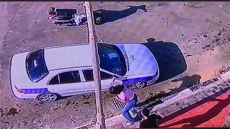 سحلها وقطع شعرها.. لقطات صادمة لاعتداء شاب على فتاة ببورسعيد | فيديو