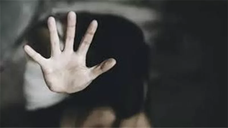 علاقة غير شرعية.. قرار جديد بشأن سيدة وفني كهرباء بتهمة الاعتداء على صغيرة في مدينة نصر 