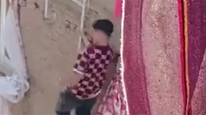 لقطات مثيرة.. أول تحرك بعد رقص شاب فوق مواسير الغاز | فيديو