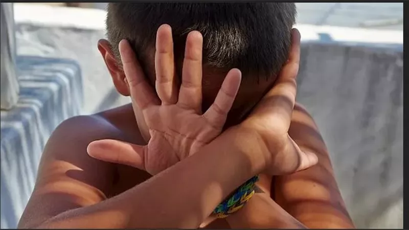 من التبول اللاإرادي إلى الموت.. القصة الكاملة لتعذيب الطفل فارس بشبرا الخيمة