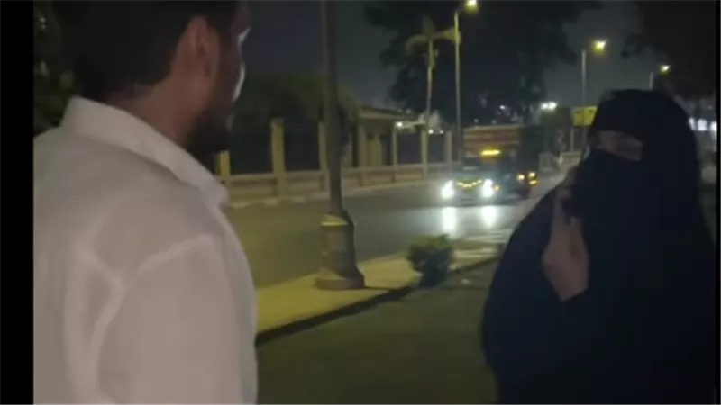 سايب مراتك وبتعمل ايه.. سيدة تضبط زوجها مع فتيات داخل سيارة بالإسماعيلية