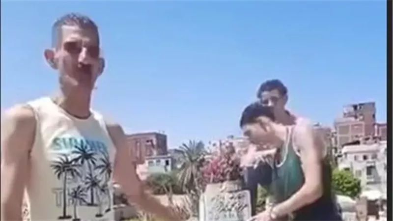 هحرمك تقرأ الفاتحة على أخوك.. فيديو مقابر عمود السواري في الإسكندرية يثير الجدل | شاهد