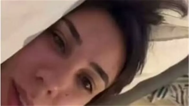  3 دقائق على السرير تشعل غضب الصعايدة.. القصة الكاملة لأزمة مضيفة الطيران وسوهاج | فيديو