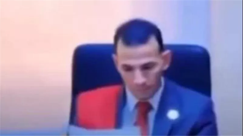  جلس على منصة الحكم وارتدى الوشاح.. نهاية القاضي المزيف ومحاكمته أمام الجنايات 