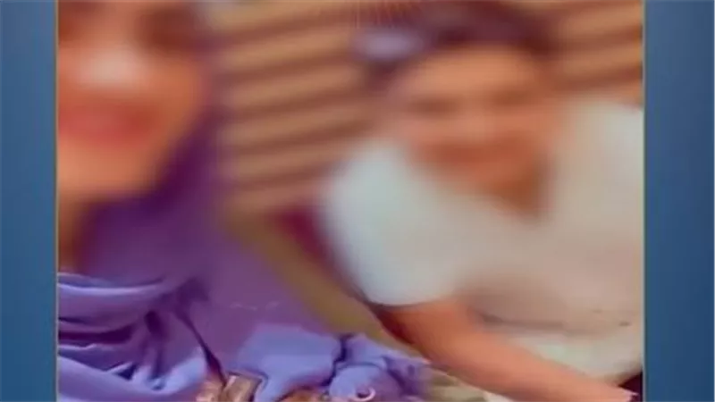  سب أبوه.. مفاجأة مثيرة عن فيديو سيدة وابنها داخل المطار | شاهد