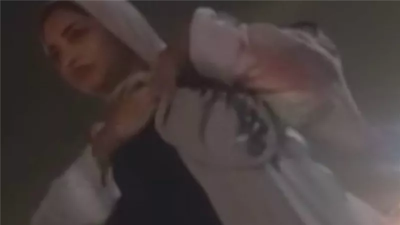 خربشت نفسها في حته حساسة.. فتاة تتهم سائق بالتحرش بها | فيديو مثير