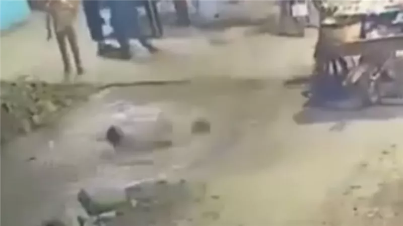  مفاجأة بشأن فيديو سقوط طفل وشاب داخل بركة مياه في الشارع 