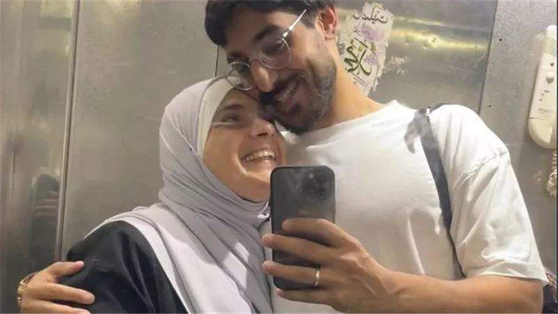 سايبة لبابا طقم العزاء مكوي في الدولاب.. شاب يرثي والدته بكلمات تهز القلوب