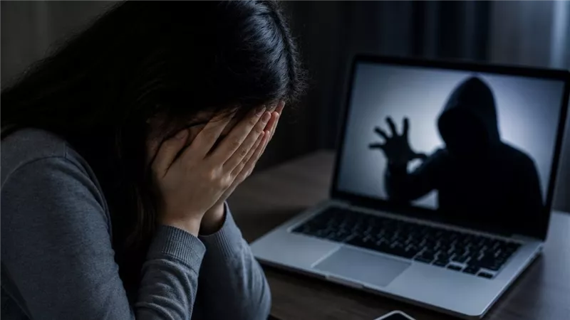  طلب أمورا غير لائقة.. تفاصيل حبس المتهم بابتزاز سيدة سورية على فيسبوك