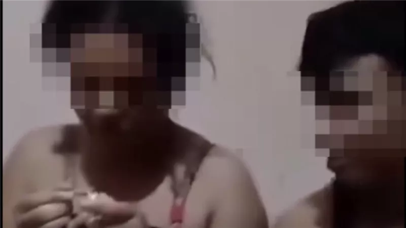 وضع مخل وسيجارة حشيش.. فيديو خادش لفتاة وشابين داخل شقة يثير الغضب 