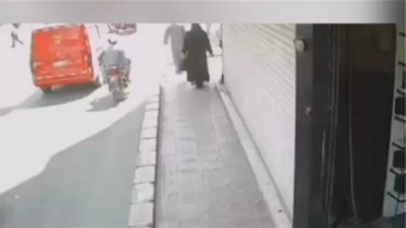 خدعها بحجة المساعدة.. لص يستولي على أموال سيدة أمام بنك في قنا | فيديو
