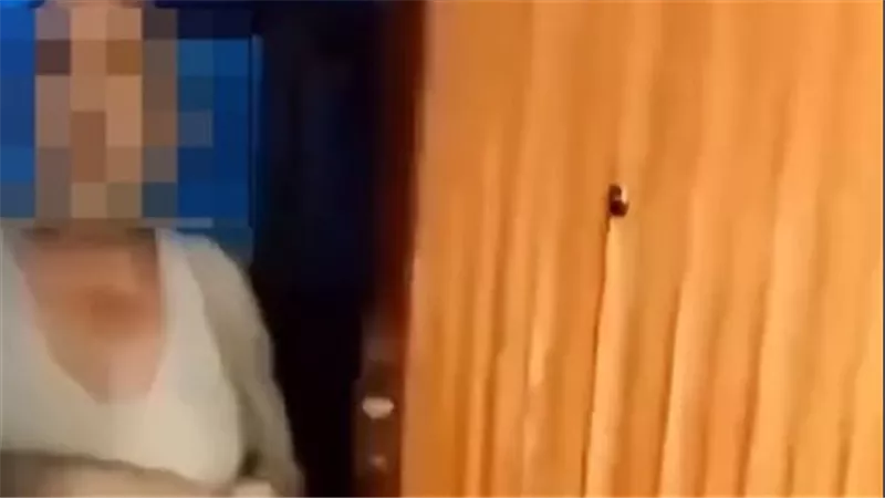 قالي هديك موبايل.. تفاصيل صادمة في استدراج مسن للصغار لشقته | فيديو