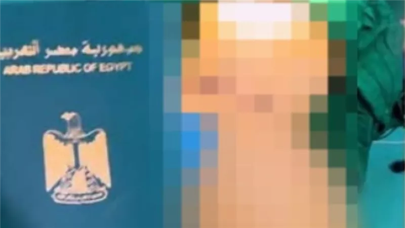 وضعه على مؤخرة مريضة.. بلاغ ضد شخص أهان جواز السفر المصري 