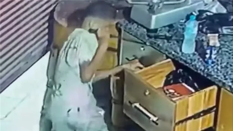 وقت صلاة الفجر.. طفل يسرق 200 الف جنيه من محل جزارة بالبحيرة | فيديو