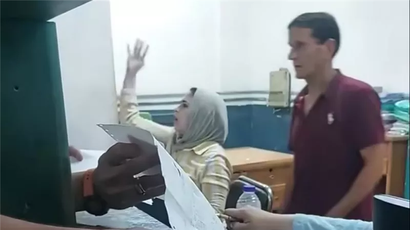 أهانت مواطن.. تفاصيل وقف موظفة بتأمينات الهرم عن العمل وإحالتها للتحقيق | فيديو 