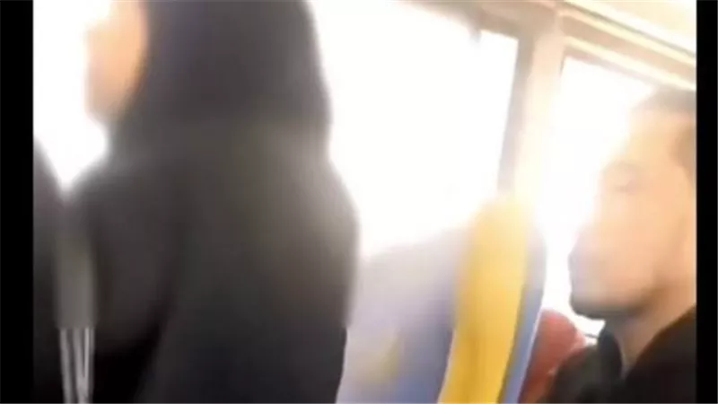 جلس خلفها.. لقطات صادمة للتحرش بمسنة داخل أتوبيس نقل عام | فيديو