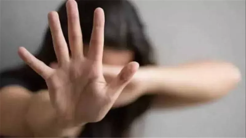 قالها صحابك سيبنلك هدايا.. تفاصيل جديدة في اتهام فرد أمن بالتحرش بقاصر بالشيخ زايد