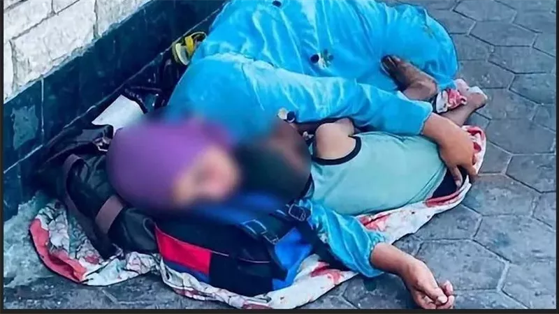 تنام مع ابنها في الشارع.. القصة الكاملة لسيدة كورنيش الإسكندرية