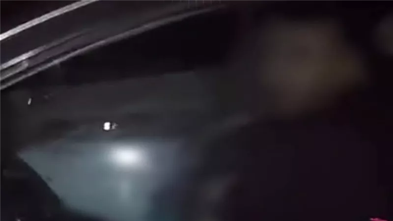 خطيبتي وببوسها.. تفاصيل ضبط المتهمين بارتكاب فعل فاضح داخل سيارة بالقاهرة | فيديو