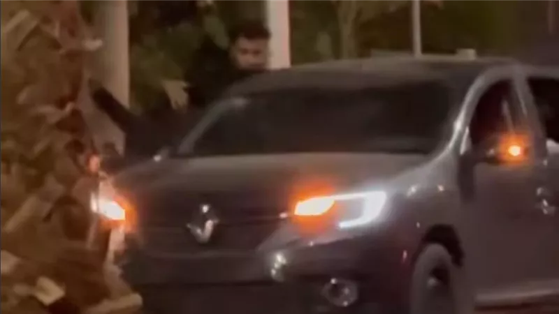 رعب في الشيخ زايد.. فتاة تقاوم شابين يحاولان خطفها فى سيارة | فيديو