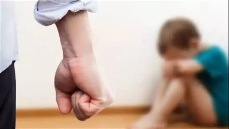 إمرأة بلا قلب.. اعترافات مثيرة للمتهمة بمساعدة عشيقها على ضرب ابنها حتى وفاته بحلوان 