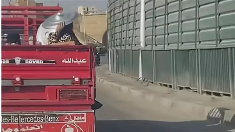 خبطني وجري.. فتاة تطارد سيارة ربع نقل على الأوتوستراد