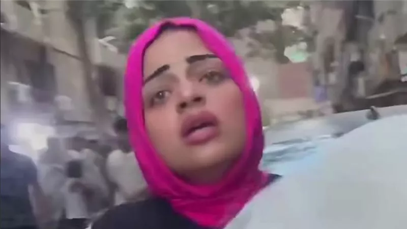 بالحذاء والطوب.. فتاة تعتدي على سائق نقل ذكي لرفضها دفع ثمن الرحلة | فيديو