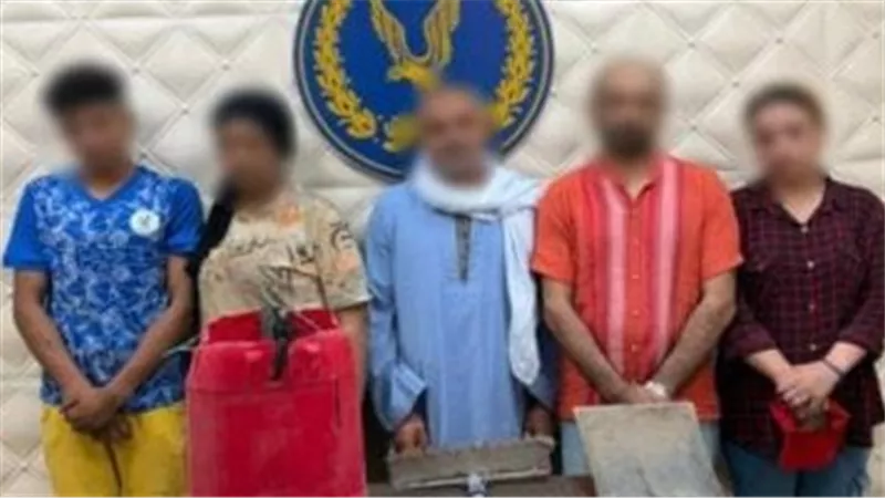 حفروا 4 أمتار بحثا عن الآثار.. تفاصيل القبض على 5 متهمين داخل عقار بالسيدة زينب