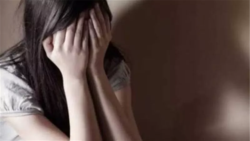 في المطبخ.. أب يطـ عن صديق ابنته بعد ضبطهما سويا داخل شقته بالقطامية 