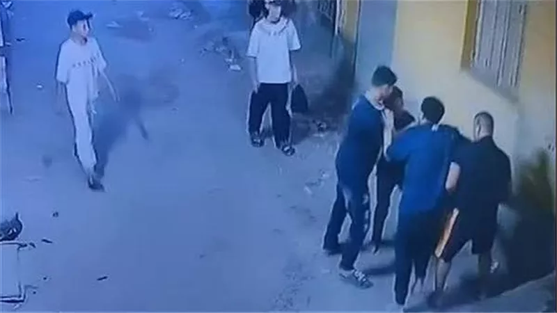 5 بيضربوا جوزي.. لقطات صادمة للتعدي على شاب في المرج | فيديو