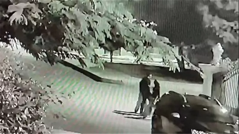 والدة فتاتين بعد محاولة الاعتداء عليهن من شخص داخل كمبوند: تعرضتا لمحاولة استدراج