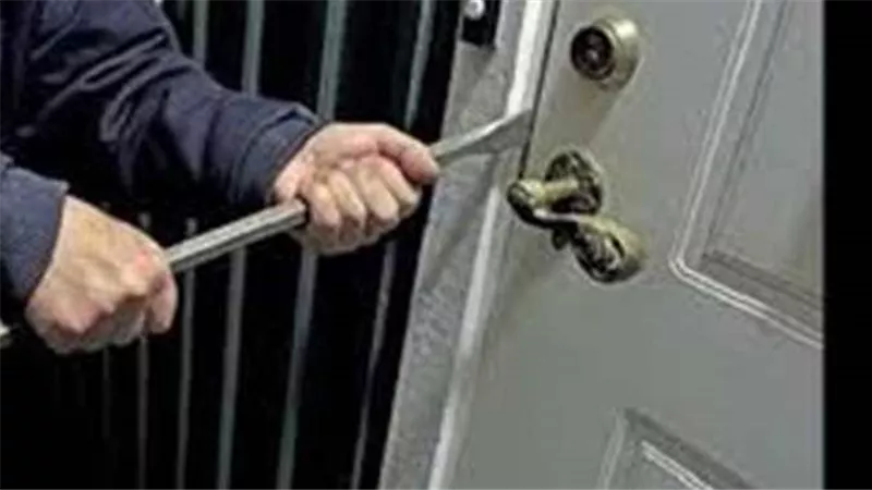 تنكروا في زَيّ نسائي واقتحموا الشقة.. قرار قضائي بشأن 3 متهمين سرقوا منزل مسنة بالسلام