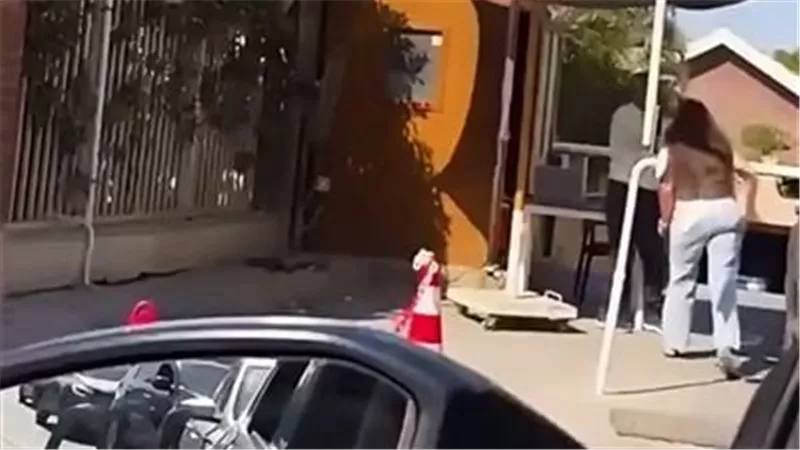 شتمتني بأمي وضربتني بالرجل.. أول تعليق من فرد الأمن ضحية التعدي من سيدة بنادي نيو جيزة | فيديو