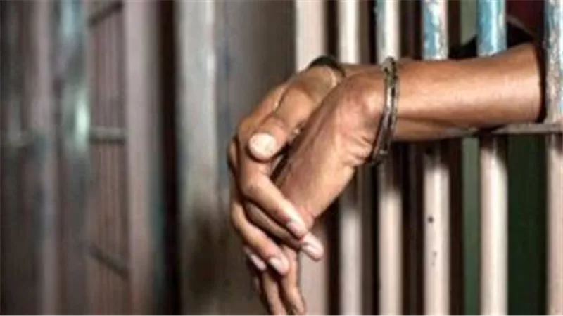 عاقبه لقضاء حاجته بالخطأ.. تفاصيل اتهام أب بالتسبب في مقتل طفله بالسويس