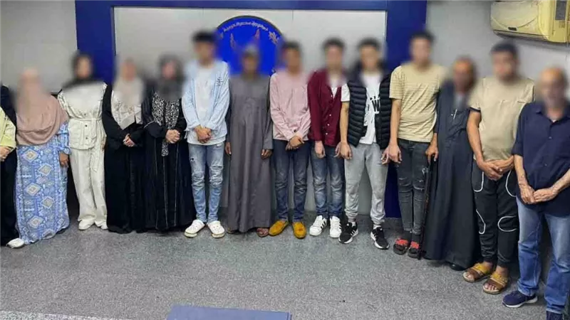  9 رجال و5 سيدات.. حقيقة فيديوهات البلطجة والسرقة بالدقهلية | شاهد