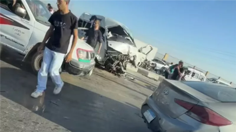 العربيات اتعجنت.. تفاصيل تصادم 5 سيارات على الطريق السياحي وإصابة عدة أشخاص 