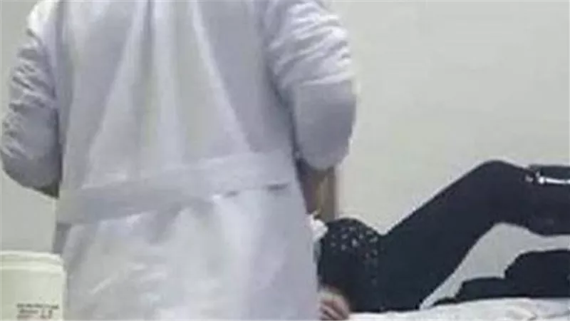 ملامسة بدون مبرر أم كشف طبي؟.. تفاصيل التحقيق مع طبيب أورام شهير بعد اتهام فتاة له بالتحرش 