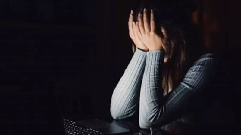 التقط لها صورة أثناء تغيير ملابسها.. تفاصيل الحكم على المتهم بابتزاز فتاة ووالدتها بالقاهرة