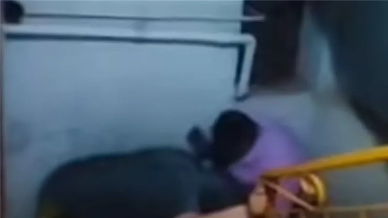 واجهته بتحرشه بالبنات فسحلها وقلعها النقاب على السلم.. فيديو صادم يثير الجدل على السوشيال ميديا 